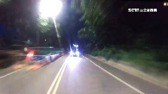 車道縮減未管制！2車對撞慘摔3米洞