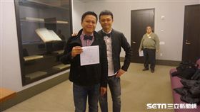 小強與阿宏於2016年開心在紐約公證結婚。（圖／小強提供）