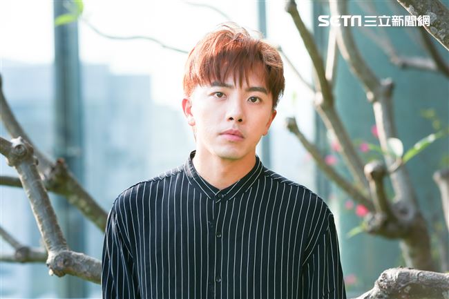 坤達專訪。（記者林士傑/攝影）