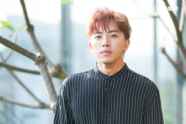 坤達專訪。（記者林士傑/攝影）