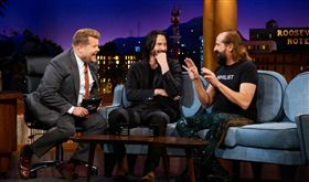 基努李維為宣傳電影《捍衛任務3：全面開戰》參加詹姆斯·科爾登夜夜秀。（圖／翻攝自YouTube）