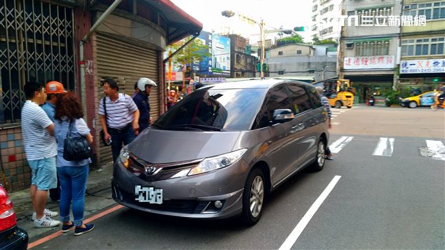大榔頭從天而降　砸破車窗險砸中女童