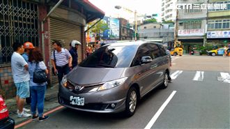 大榔頭從天而降　砸破車窗險砸中女童