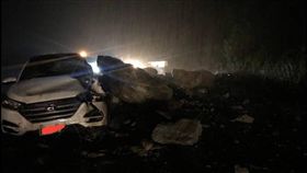 蘇花公路,落石,砸車,交通中斷(圖翻攝自宜花東路況資訊臉書)