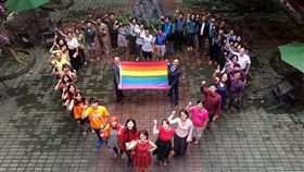 台灣社會學會前理事長、中山大學社會系主任王宏仁今（24）日上午與配偶登記結婚。（圖／翻攝自台灣社會學會臉書）