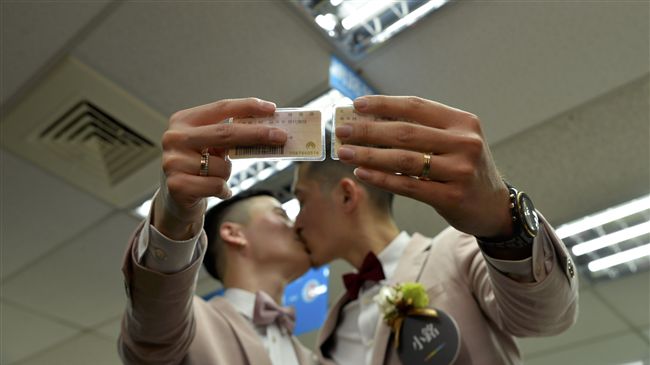 台灣寫歷史！同婚登記首日共526對