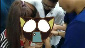  掛鉤,眼眶,大陸,河北,消防隊,鐵絲鉗,窗簾,跌倒　圖／翻攝自微博