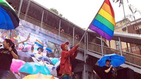 同性可辦結婚登記  祁家威揮彩虹旗立法院會17日處理同婚專法草案，在二讀同性可辦結婚登記後，推動同志平權運動30多年的祁家威（中）也上台興奮揮舞彩虹旗。中央社記者吳欣紜攝  108年5月17日