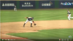 ▲梁家榮憑球感撈球進手套傳一壘。（圖／翻攝自CPBLTV）