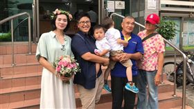 終於等到結婚！女同志愛侶「滴精」生2子　成就4口之家（圖／翻攝自誰來晚餐臉書）