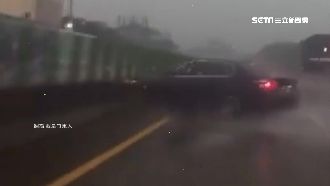 天雨路滑打水漂　百萬名車自撞護欄