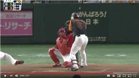 ▲中島宏之代打挨頭部觸身球。（圖／翻攝自YouTube）