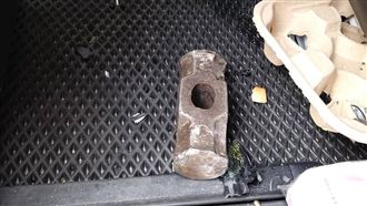 「雷神槌？」穿破車頂　險砸死女童！