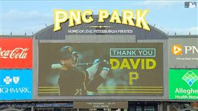 ▲海盜球場大螢幕感謝佛里斯（David Freese）。（圖／翻攝自MLB官網）