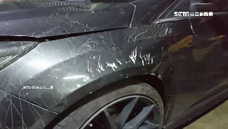 轎車前保桿遭狗狂啃　網：遇到鋼牙狗