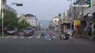 3機車路口追撞　騎士噴飛摔對向車道