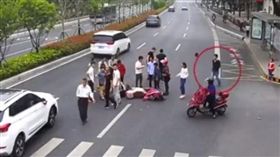 男子圍觀車禍遭撞飛。(圖/翻攝自梨視頻)