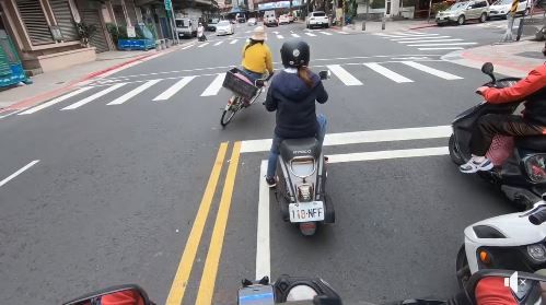 大嬸騎淑女車飆速…神之過彎驚呆網友