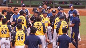 中信兄弟與桃猿二軍戰板凳也清空。（圖／翻攝自林威助粉絲團臉書）