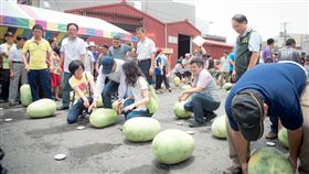 屏東佳冬鄉「佳午西瓜節」舉辦立西瓜活動。（圖／翻攝自佳冬青年志工團FB）