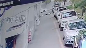 幼童,墜樓,新疆,徒手,砸人(翻攝自梨視頻)