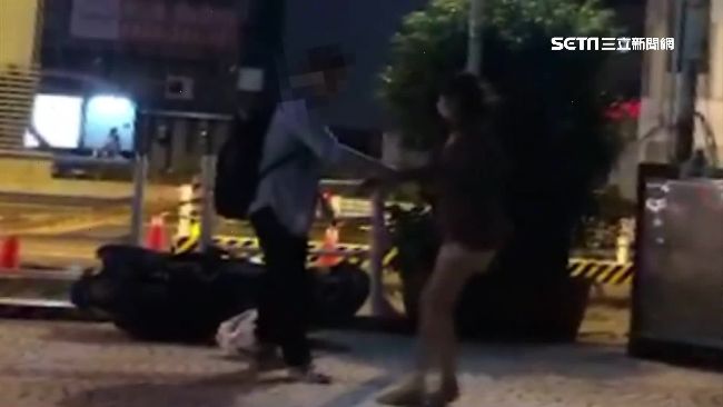 男不滿女友臭臉！怒砸安全帽扯手拖行