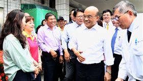 行政院長蘇貞昌25日視察「恆春旅遊醫院重建醫療大樓工程」。（圖／行政院提供）