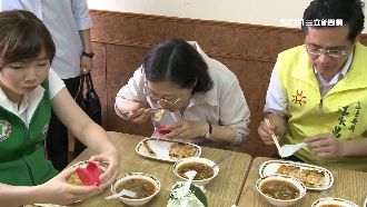 品嚐廟口鍋貼　小英讚：酸辣湯很可以