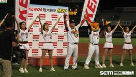 ▲統一獅選手潘武雄獲選單場MVP，贊助廠商送輪胎。（圖／記者蕭保祥攝影）