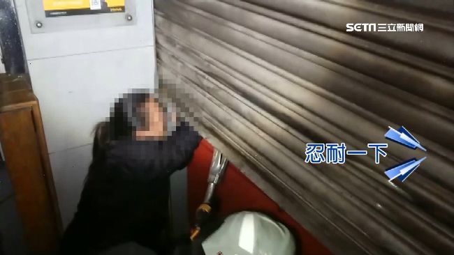 鐵捲門下降突卡住　員工用手推反遭夾