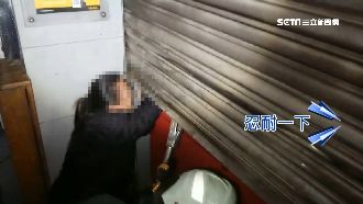 鐵捲門下降突卡住　員工用手推反遭夾