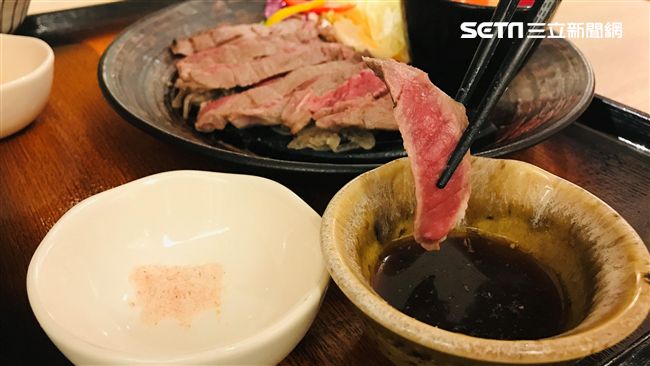 吃牛排用筷子！炭烤肋眼牛排日式體驗