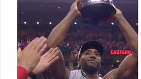 ▲雷納德高舉東區冠軍獎盃。（圖／取自暴龍隊推特）