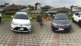 觀光景點老梅綠石槽，駕駛一車佔兩位。（圖／翻攝自爆怨公社）