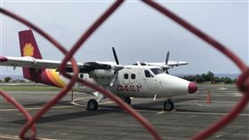 德安飛機油壓出問題德安航空26日台東飛蘭嶼小飛機降落後油壓系統出現問題，為了安全起見，旅客下飛機走跑道到航空站。蘭嶼航空站和德安公司人員，隨後用人力將飛機推回到停機坪。（蘭嶼隊長瑪拉歐斯提供）中央社記者盧太城台東傳真　108年5月26日