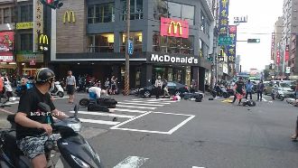 疑搶快闖燈釀撞！機車空中翻圈險壓人