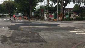 高雄市長韓國瑜津津樂道的「路平」政績又破功，這次是在位岡山羊肉風景區的柳橋西給，網友在粉專「岡山人」po落漆補丁馬路照。（圖擷取自臉書）