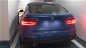 買百萬車位只能爬天窗進出！開發商見「四門卡死」堅持不退錢：你賣給別人啊(圖/梨視頻)