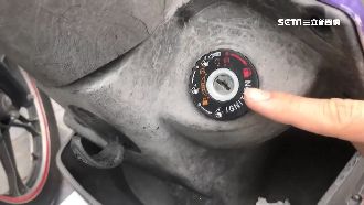 灌膠怪客撐傘犯案　找機車孔灌三秒膠