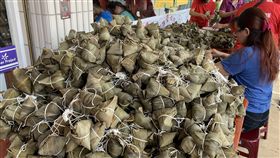 北台南家扶動員包粽　分贈弱勢家庭北台南家扶中心結合社會各界贊助資源，26日邀請43戶受扶助家庭合力完成4900顆愛心粽，將分享給弱勢家庭。（北台南家扶中心提供）中央社記者楊思瑞台南傳真 108年5月26日