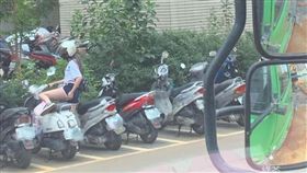 一名網友，驚見一名穿「真理褲」的正妹準備下機車，超犯規的邪惡視角掀起網友熱議，紛紛暴動喊：「很可以！」（圖／翻攝自爆廢公社）