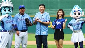 ＮＯＮＯ幫富邦悍將開球。（圖／富邦悍將提供）