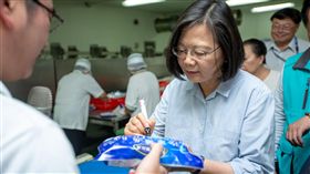 蔡英文總統26日下午赴嘉義參訪「義竹東晟水產」。（圖／總統府提供）
