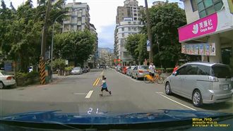 小男童獨闖馬路　駕駛嚇歪尖叫急煞車