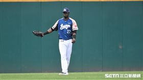 Lamigo桃猿洋砲柏納帝那外野守備。（圖／記者王怡翔攝影）