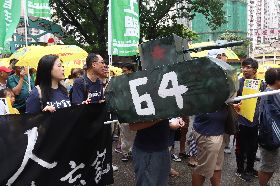 紀念六四　港人持道具坦克遊行