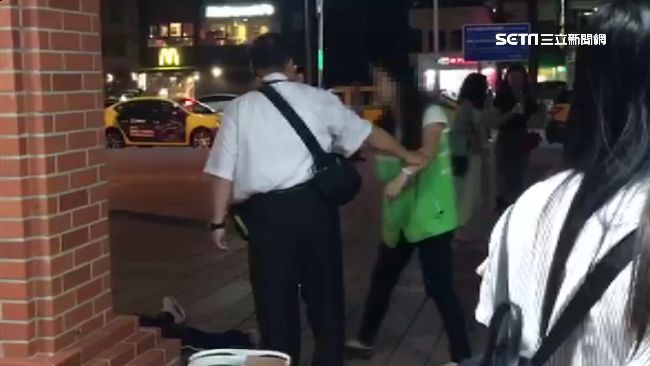 清潔工請假遭拒　失控拿掃把打趴督導