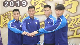 台灣國際田徑公開賽　中華400接力隊摘金2019台灣國際田徑公開賽26日進行男子400公尺接力決賽賽程，中華隊被隔壁道的泰國隊攪局，雖以39秒05的成績順利奪金，但卻沒能跑進設定的目標內。中央社記者張新偉攝　108年5月26日