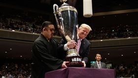 川普訪日看大相撲比賽　親頒獎盃給冠軍力士，圖／美聯社／達志影像