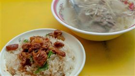 蔡英文總統26日下午赴嘉義朴子參拜「配天宮」，同時也品嚐當地美食虎兒油飯。